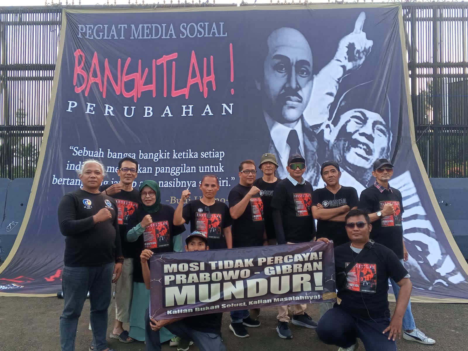 Gedor Gerbang DPR, Aliansi TikToker dan Ormas Gentar Desak Presiden Prabowo Dengarkan Suara Rakyat