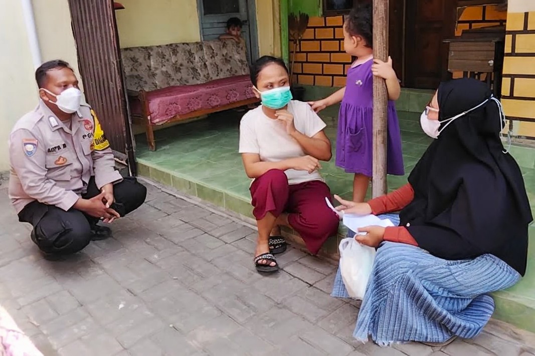 Perkuat Deteksi Dini TBC, Bhabinkamtibmas dan Dinkes Kota Tegal Gelar Tracing dari Rumah ke Rumah