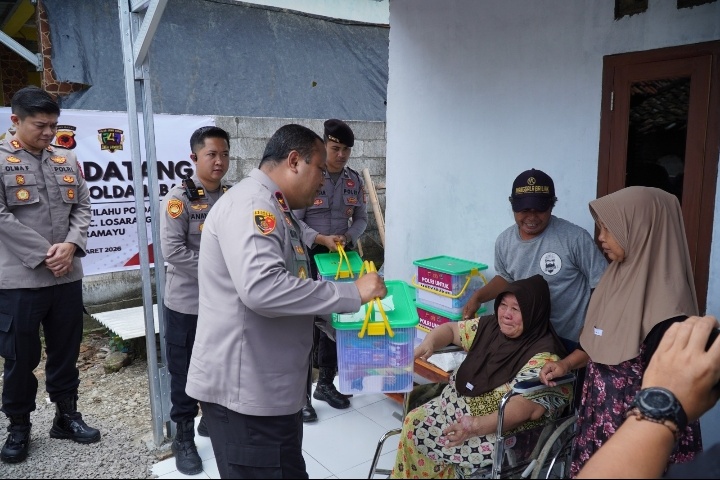 Wakapolda Jabar Bagikan Sembako Usai Tinjau SPPG dan Rutilahu