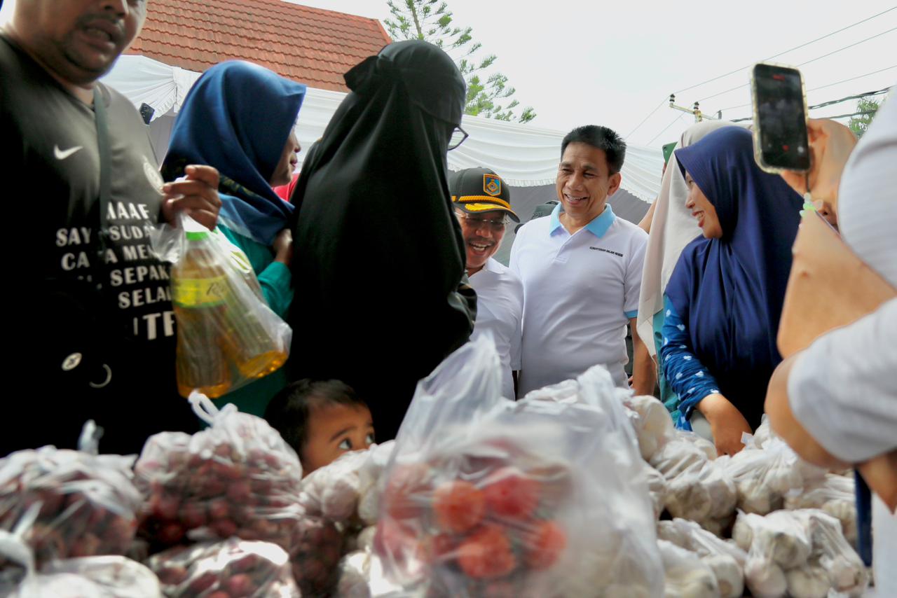 Kendalikan Inflasi, Wamendagri Akhmad Wiyagus Buka Gerakan Pangan Murah di NTB