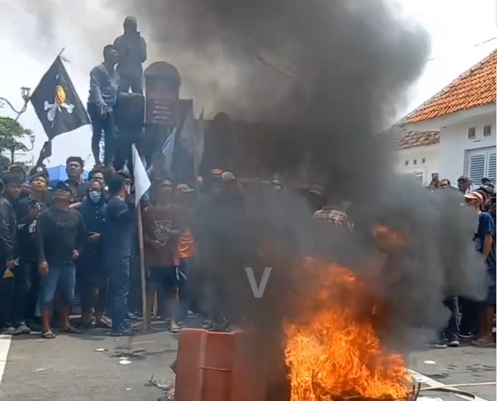 Aksi Anarkis KOMPI Indramayu Di Pelopori H Juhadi, Massa Merusak Fasilitas Umum