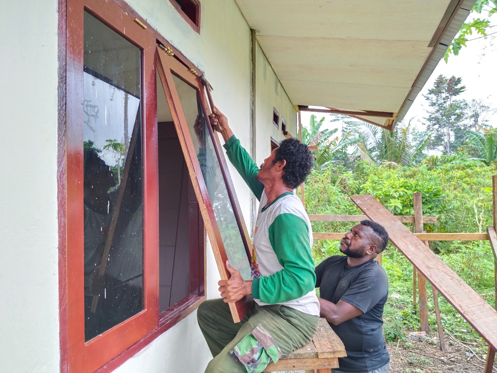 Pemasangan Pintu dan Jendela RTLH TMMD Ke-128 Kodim 1801/Manokwari Capai Tahap Finishing