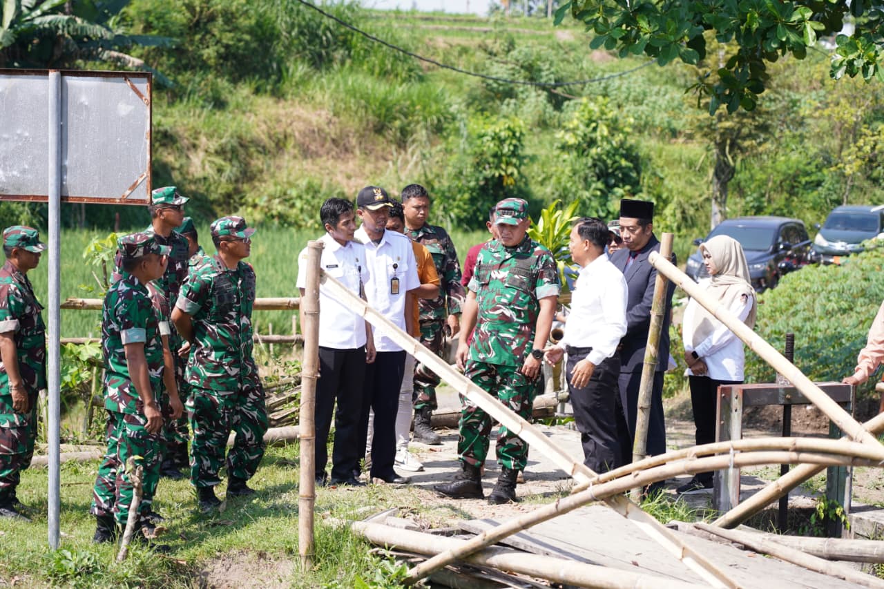 Danrem 081/DSJ Di Dampingi Dandim 0808/Blitar, Tinjau Lokasi Jembatan Garuda Perintis Yang Akan Dibangun