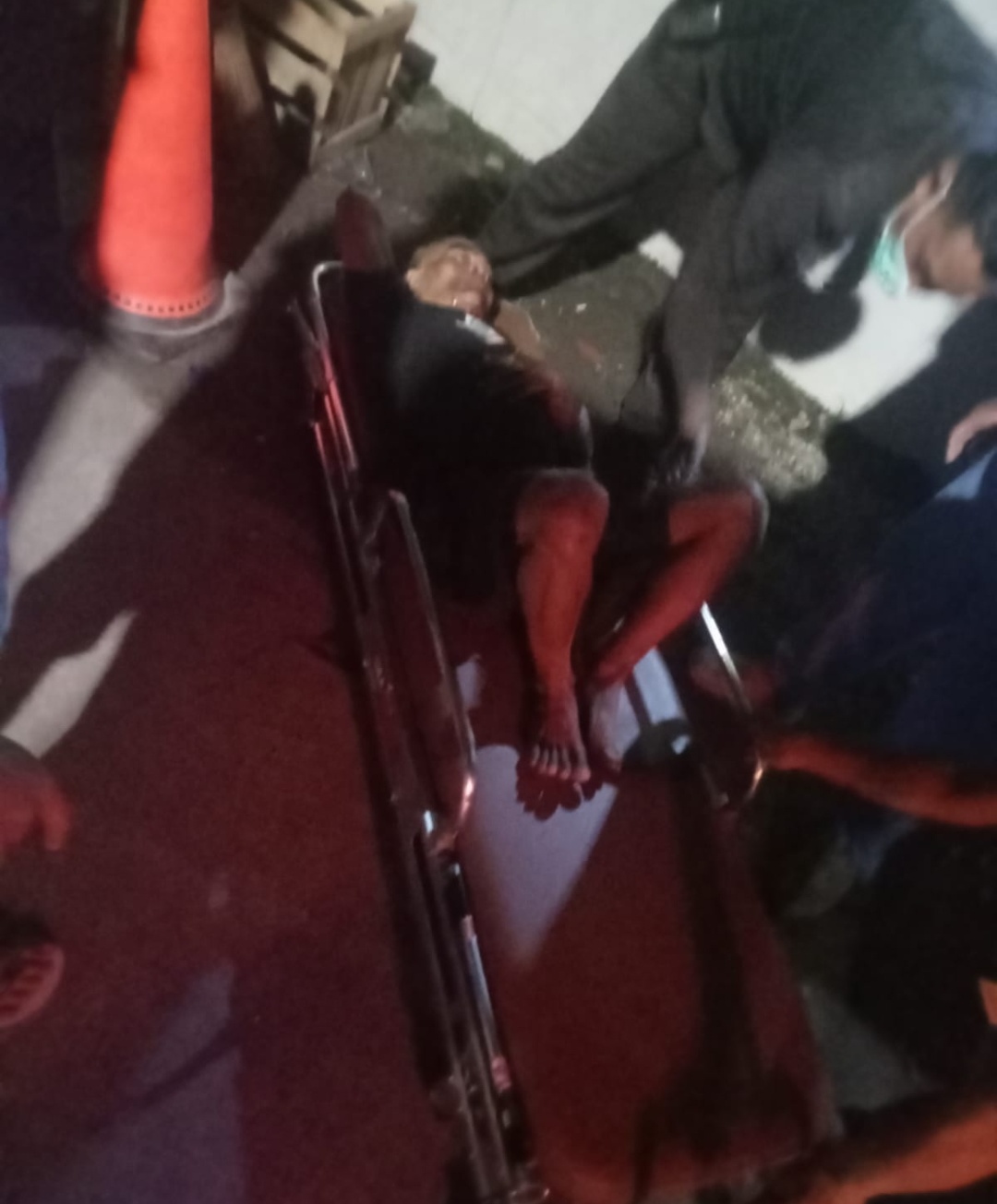 Aksi Heroik, Anggota Lantas Polres Tegal Kota Aipda Zaenul Sigap Tangani Korban Laka Adu Banteng