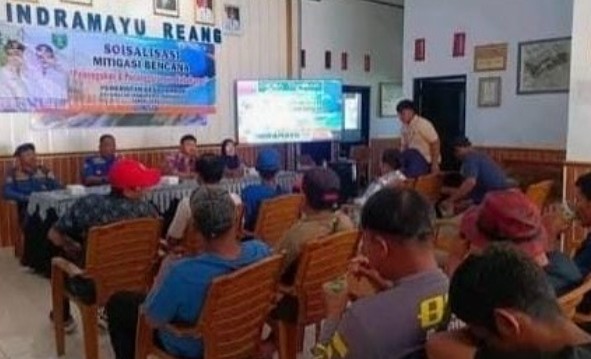 Antisipasi Kebakaran Lahan, Damkar Indramayu Edukasi 50 Warga Desa Tambak