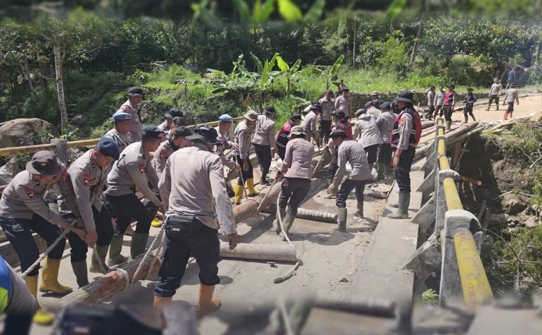 Polres Bener Meriah, Sat Brimob Polda Aceh Bersama Warga Gotong Royong Bangun Jembatan