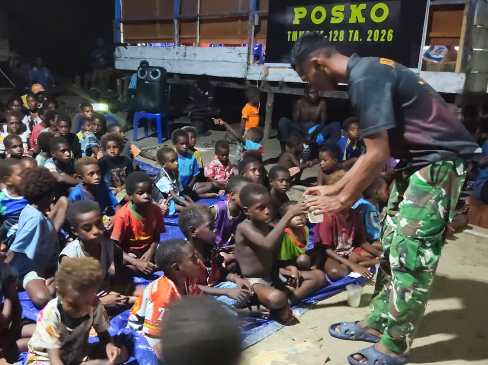 Nonton Bareng Film Edukasi, Satgas TMMD Bagikan Makanan Bergizi kepada Anak-Anak Kampung Keakwa