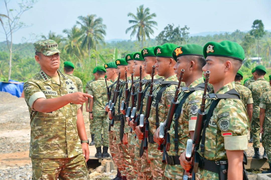 Wapang TNI Tinjau Yonif TP 842/Badak Sakti, Dukung Pertahanan dan Ekonomi Daerah