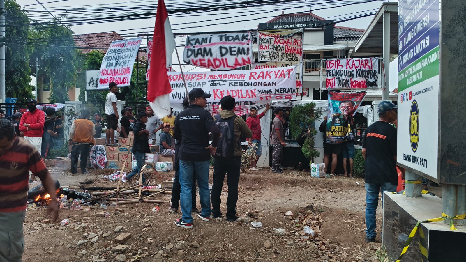 AMPG AKSI Depan Kejari PATI Tuntut Hilangkan Pembatasan Penggunaan Telepon Genggam Saat Audiensi