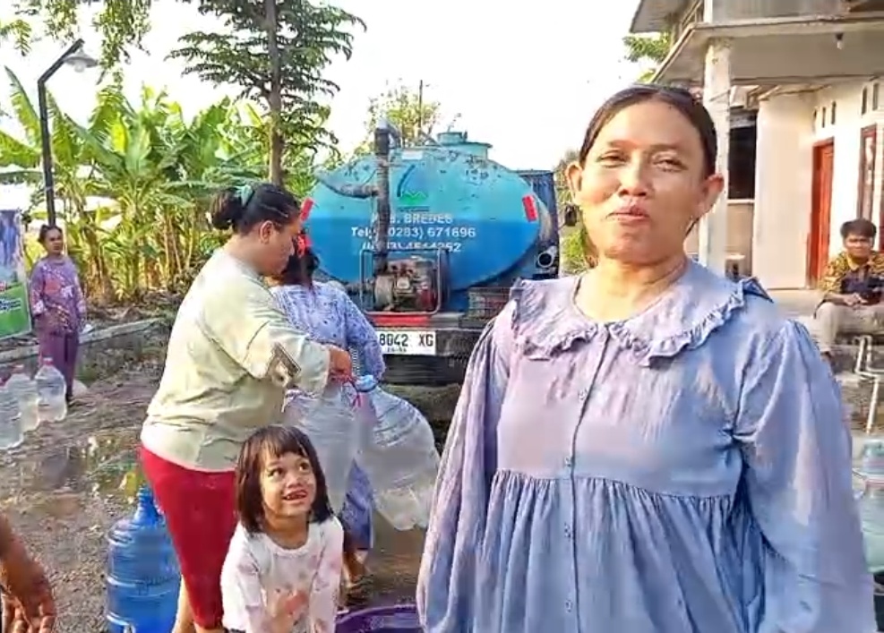 Menghadirkan Solusi di Tengah Kemarau, Dedi Risyanto Salurkan Air Bersih bagi Warga Kemukten