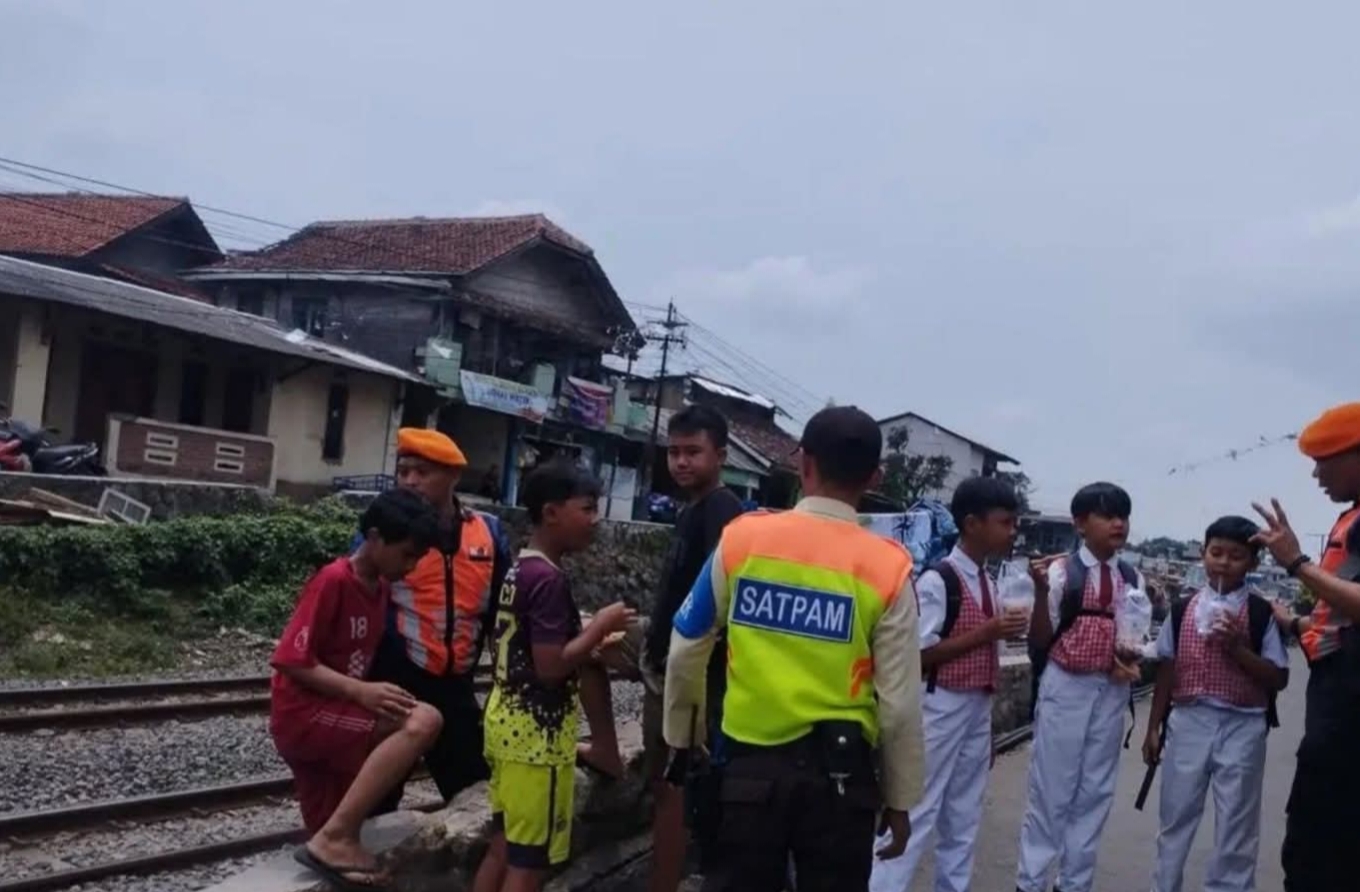 Ngabuburit Di Jalur Rel Kereta Api Bisa Di Kenakan Sanksi