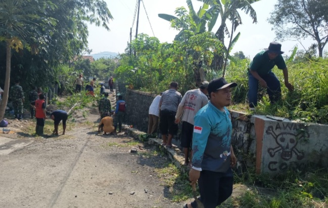 Babinsa Koramil 09/Tonjong dan Warga Gelar Kerja Bakti Persiapan Pembangunan Jembatan Garuda