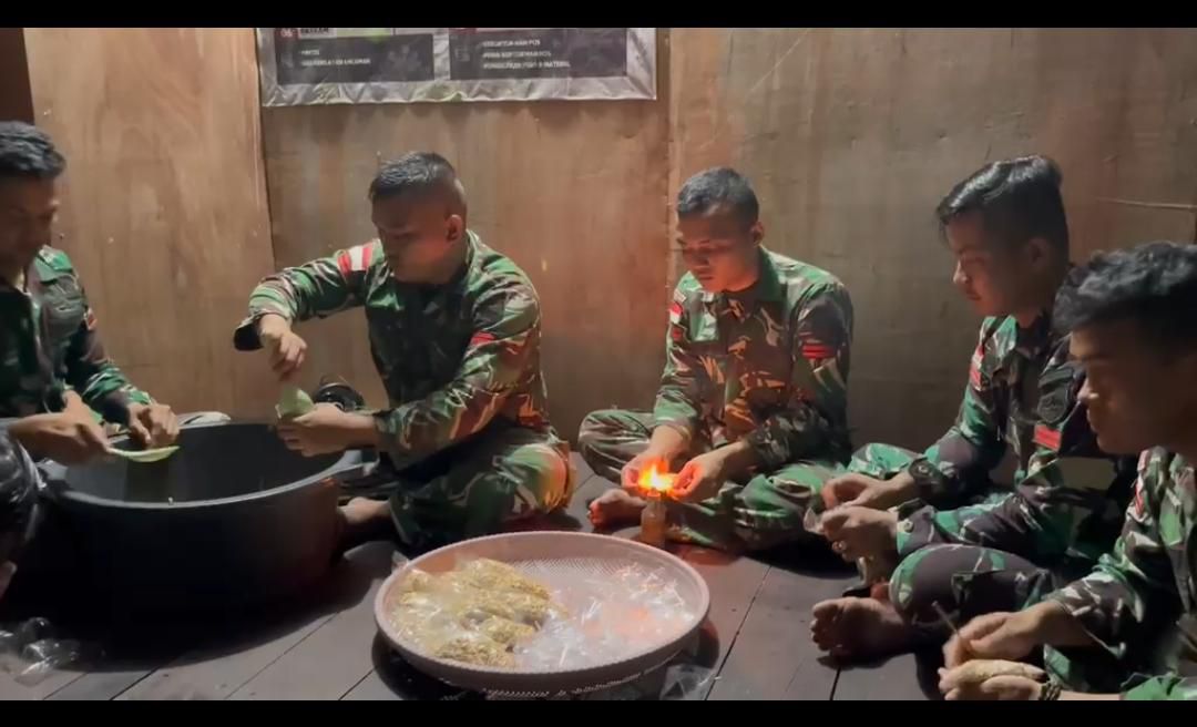 Satgas Yonif 123/Rjw Mengadakan Kegiatan Sosial Melalui Program Pembagian Tempe Kepada Warga di Kampung Tomor
