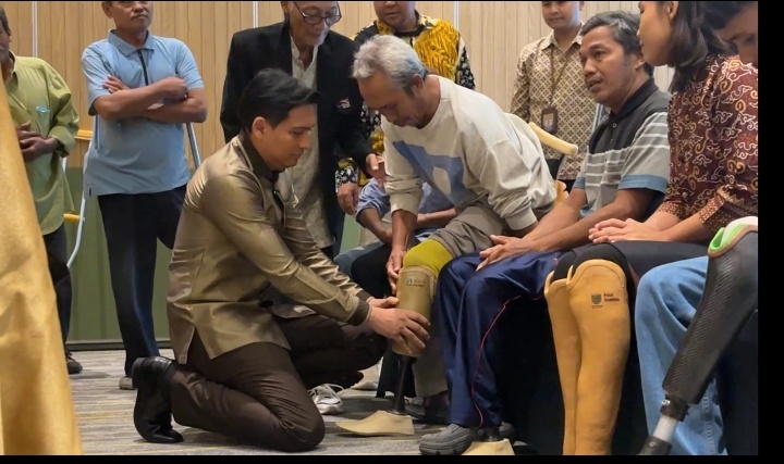 Bupati Indramayu & Perusahaan Jepang Serahkan Bantuan‎‎ Kaki Palsu