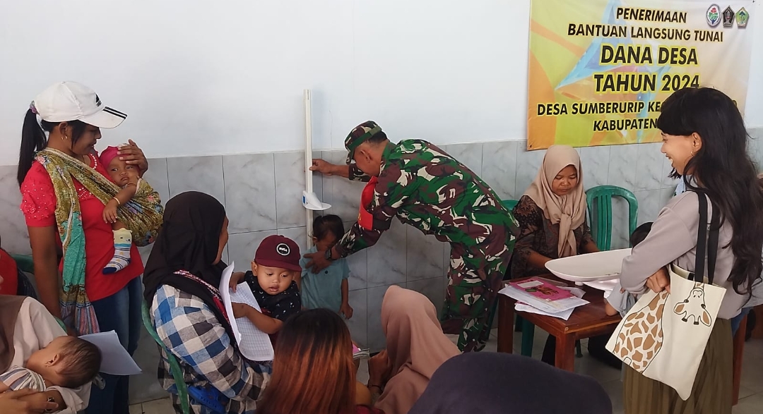 Peduli Generasi Penerus, Babinsa Sumberurip Aktif Dampingi Posyandu Balita