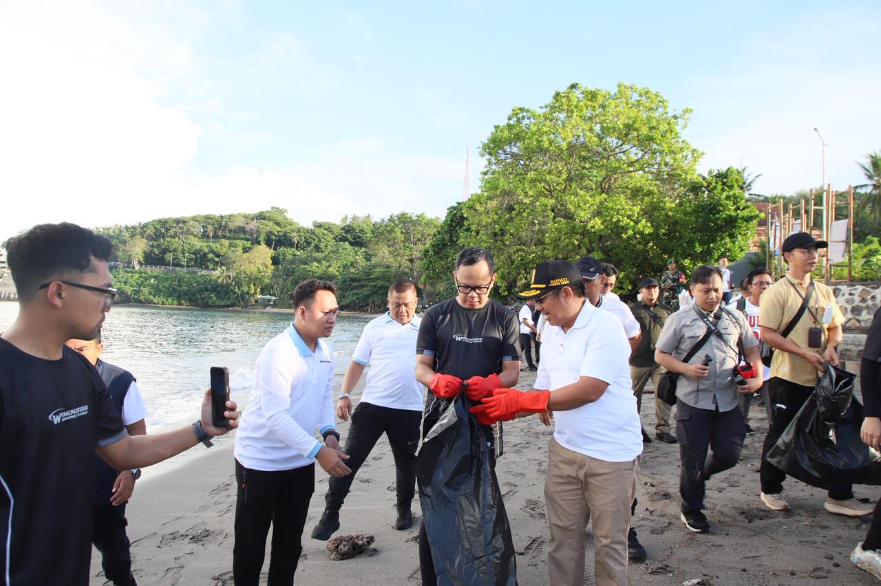 Dukung Indonesia ASRI, Wamendagri Bima Arya Bersama ASN dan Praja IPDN NTB Gelar Gerakan Bersih Pantai