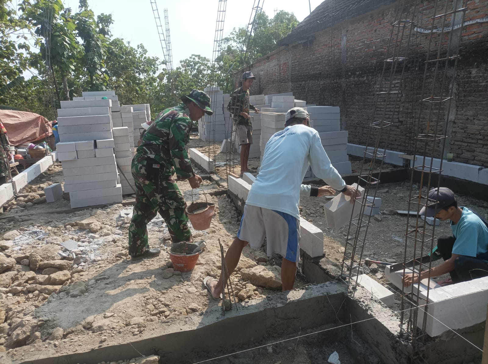 Wujud Nyata Kedekatan TNI dengan Rakyat, Babinsa Kemusu Turun Tangan Bantu Warga Bangun Rumah