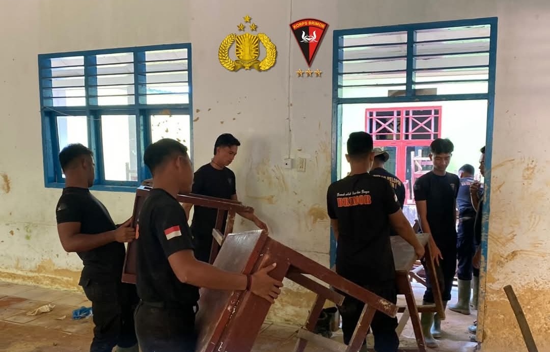 Pasukan Brimob I Korbrimob Polri Perkuat Keamanan dan Aksi Kemanusiaan di Tapanuli Tengah