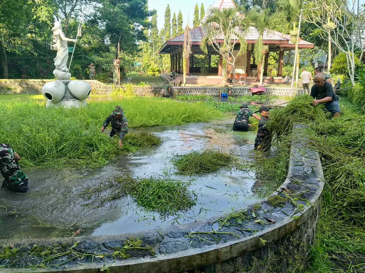 Babinsa Ngadirejo Bersama Warga Gelar Kerja Bakti di Wisata Rohani Goa Maria Sendang Rejo