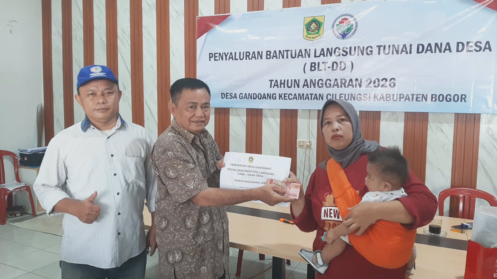 Penyaluran BLT Dana Desa 2026 di Gandoang Resmi Dimulai, Kades Haerul Serahkan Bantuan ke Warga