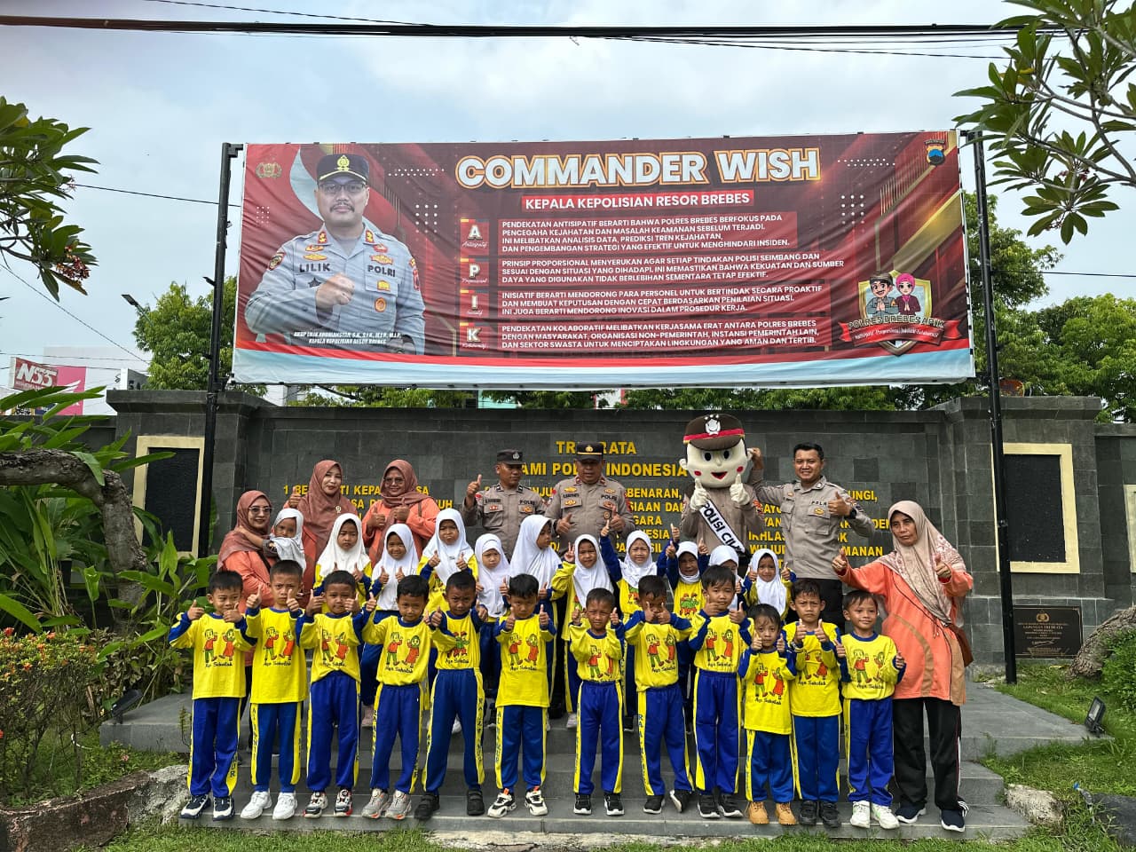 Tanamkan Disiplin Sejak Dini, Polres Brebes Kenalkan Rambu Lalu Lintas dan Alutsista ke Siswa RA Al-Ma'mur