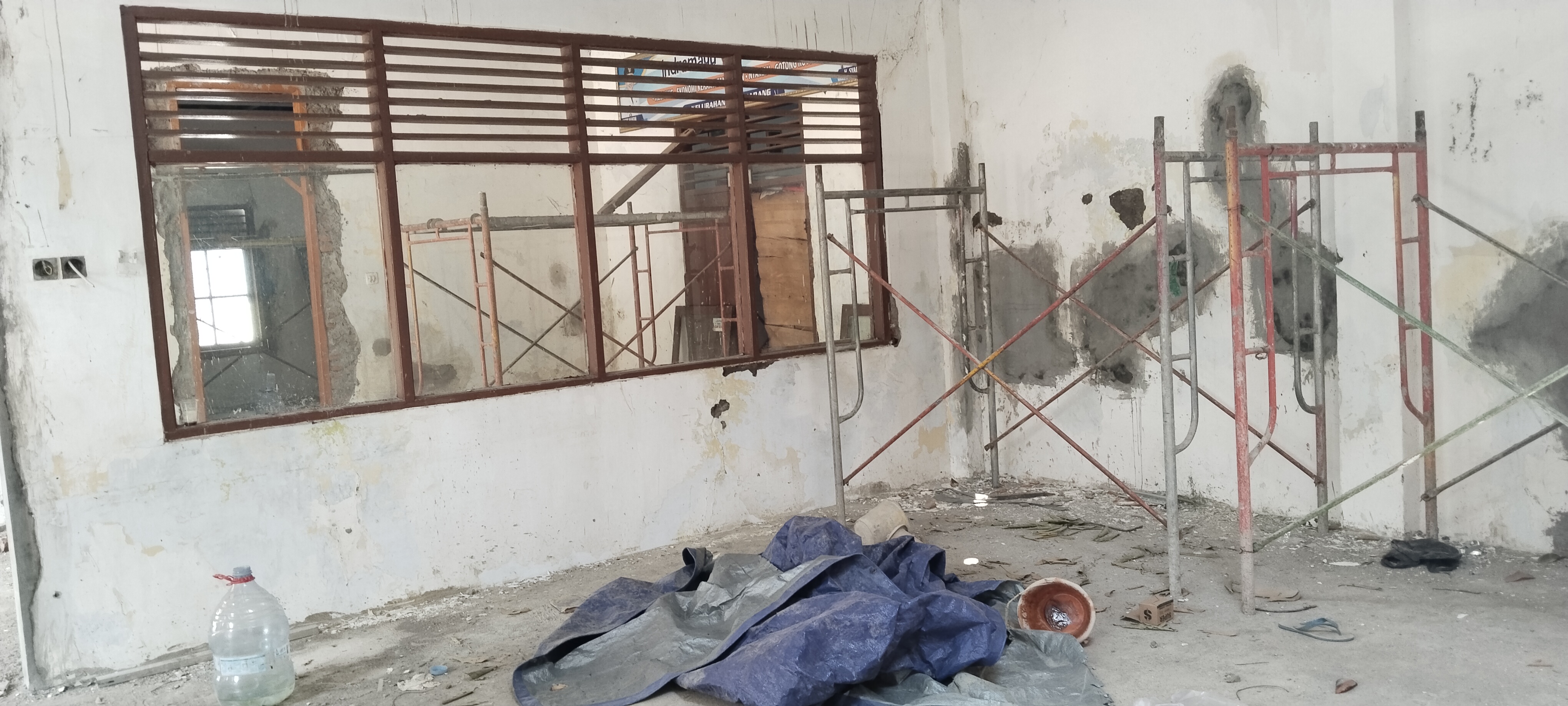 Pekerjaan rehabilitasi gedung Kelurahan Lemah Abang CV JAYA MAKMUR Mangkrak