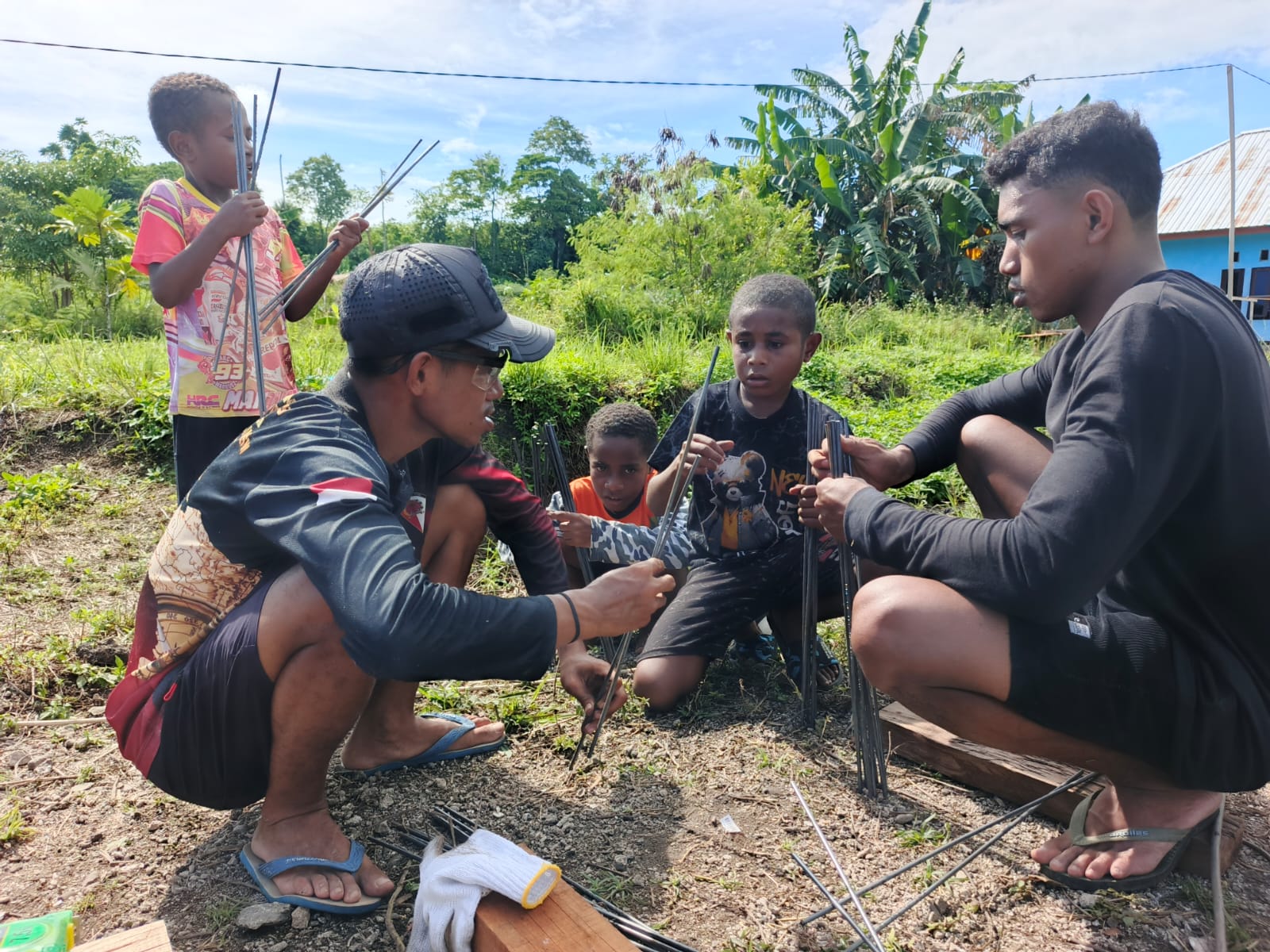 Keakraban Anak-Anak dengan Anggota Satgas TMMD ke-128 Kodim 1801/Manokwari