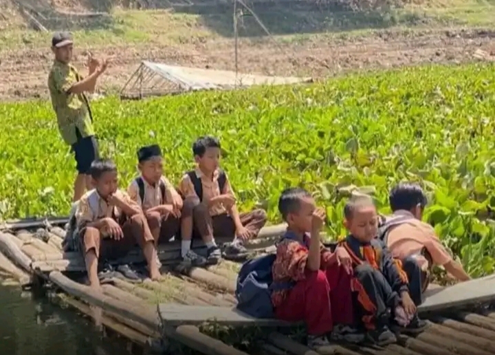 Seberangi Waduk Saguling Gunakan Rakit, KDM Langsung Respon
