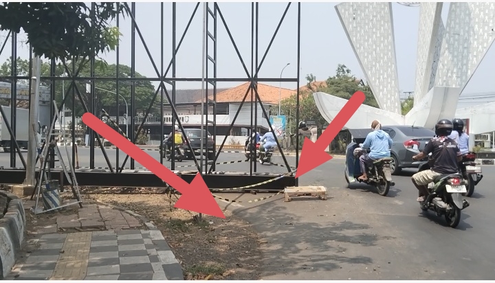 Reklame Videotron Milik PT. NETLINK WORLD INDONESIA Diduga Tak Berizin & Bahayakan Pengguna Jalan