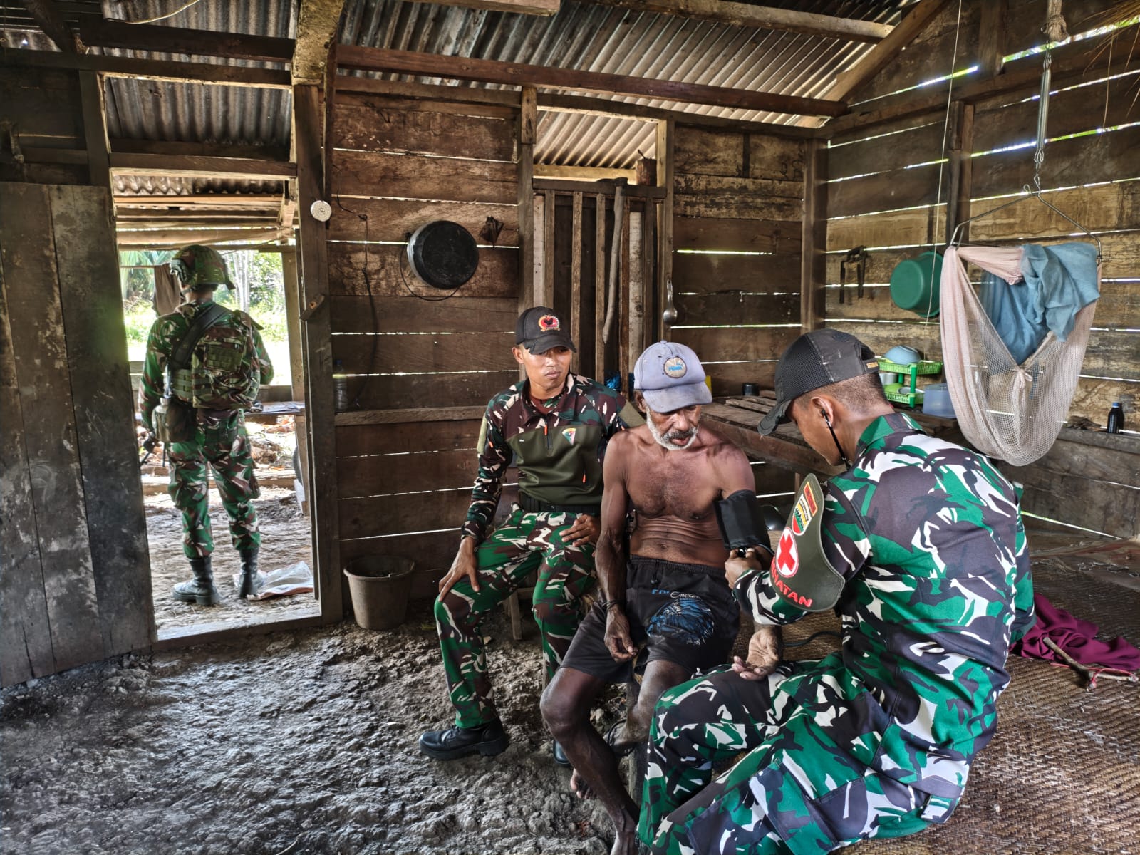 Satgas Yonif 123/Rajawali Jadi Tumpuan Layanan Kesehatan Warga Kiwiro