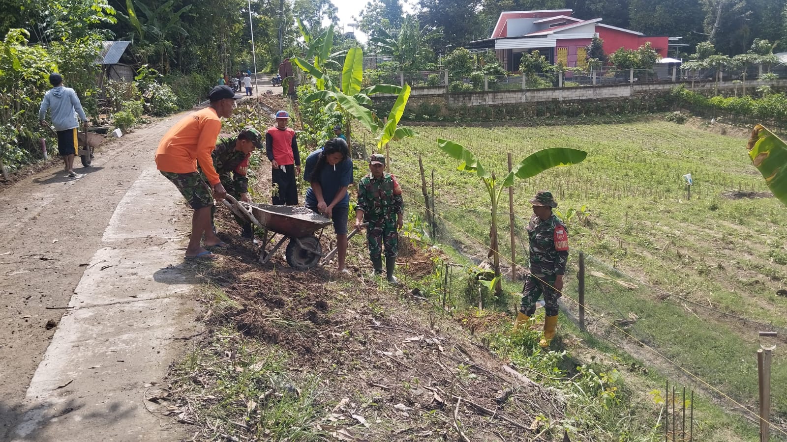 Bahu Membahu di Lokasi Talud, Tri Mawardi  Kobarkan Semangat Gotong Royong