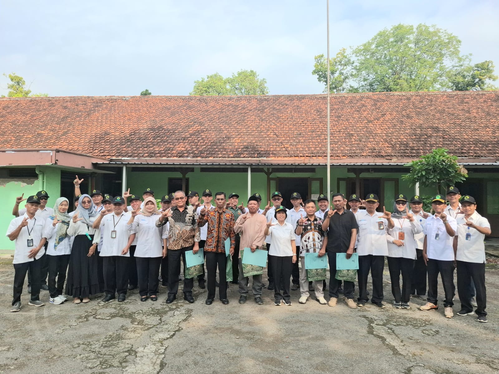 Serahkan SK Purna Tugas Kepada Karyawan Yang Memasuki Masa Pensiun